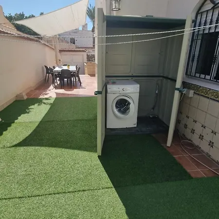 Mi Casita En Con Piscina Comunitaria Y Barbacoa Privada Сasa de vacaciones Torrevieja